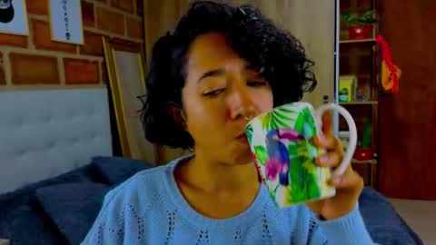Isabela Paz online show from October 6, 2025, 12:57 pm