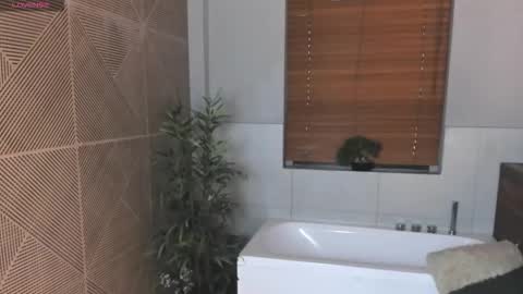 I S A  S AN D E R S  online show from October 19, 2025, 7:47 pm