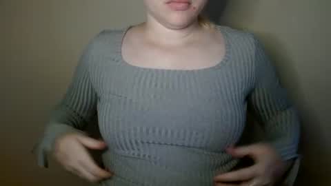 Snapshot of isla00 chatting on July 8, 2026, 5:56 am Isla online show from July 8, 2026, 5:56 am