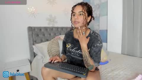 Isla Blue online show from January 18, 2026, 3:21 am