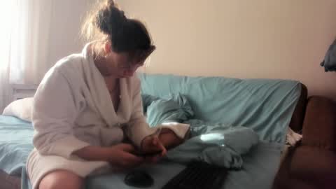 Issabelle online show from February 23, 2025, 6:39 am