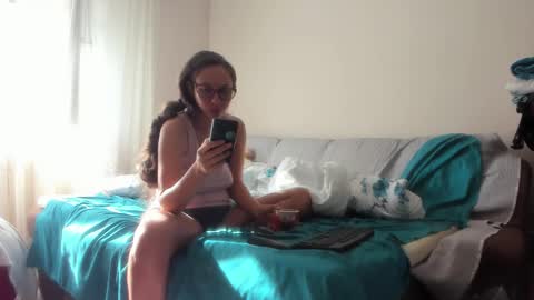 Issabelle online show from September 14, 2025, 6:34 am