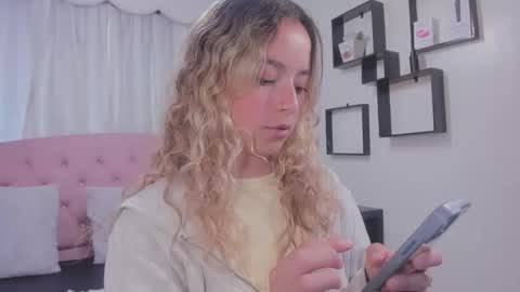 issadorajames online show from December 22, 2025, 7:55 pm