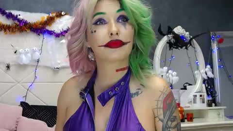 IssaSmyth online show from October 31, 2025, 8:04 am