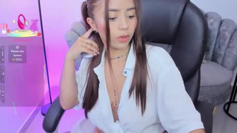 issi_loren online show from November 21, 2025, 6:50 pm