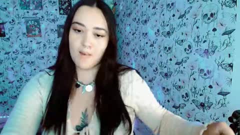 Snapshot of issis_demon chatting on October 10, 2025, 5:28 am Yiz online show from October 10, 2025, 5:28 am