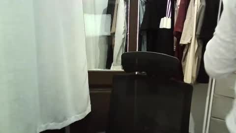 italianboybcn online show from December 14, 2025, 5:51 pm