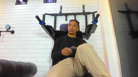 Italo Moore online show from December 3, 2025, 12:14 pm