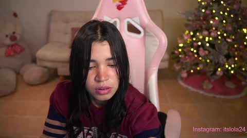 Snapshot of its_lola chatting on December 14, 2024, 1:50 am online show from December 14, 2024, 1:50 am