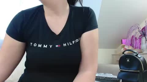 Busty mommy online show from December 17, 2025, 8:53 am