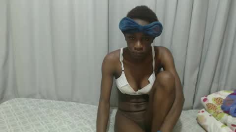 Laynne online show from November 9, 2025, 7:50 am