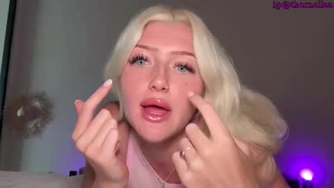 Snapshot of itslunaaaaa chatting on February 24, 2026, 3:37 am Luna online show from February 24, 2026, 3:37 am