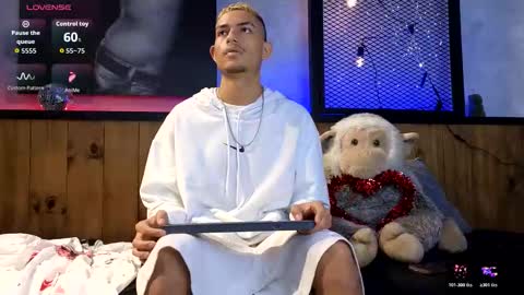 Snapshot of itszairen chatting on February 15, 2026, 4:42 am itszairen online show from February 15, 2026, 4:42 am