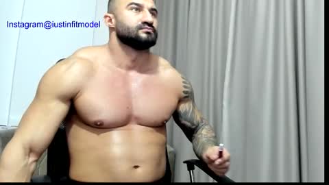 iustinmucle95 online show from December 3, 2025, 11:41 am