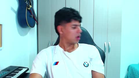 Izan online show from December 15, 2025, 4:22 pm