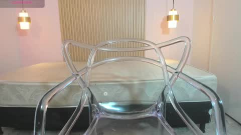 izelevans online show from April 12, 2026, 4:34 pm