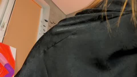 Snapshot of izi_fox chatting on February 21, 2025, 9:32 pm izi online show from February 21, 2025, 9:32 pm