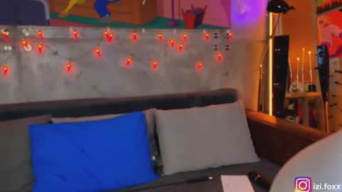 Snapshot of izi_fox chatting on October 29, 2025, 4:09 pm izi online show from October 29, 2025, 4:09 pm