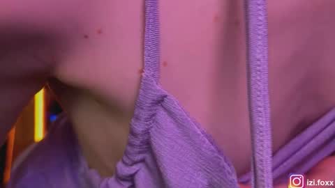 Snapshot of izi_fox chatting on November 22, 2025, 4:17 pm izi online show from November 22, 2025, 4:17 pm