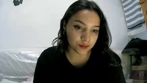 Snapshot of izzy_32 chatting on February 7, 2026, 2:54 pm izzy_32 online show from February 7, 2026, 2:54 pm