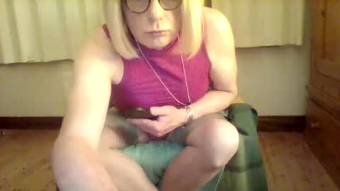 Snapshot of izzy_mchoney chatting on May 16, 2026, 12:18 am izzy_mchoney online show from May 16, 2026, 12:18 am
