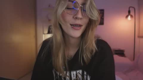 Linda Sofia help me get to 100 thumbs up online show from November 22, 2025, 4:00 am