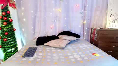 Snapshot of jade_brunnette chatting on December 17, 2025, 8:26 pm Jade Brunete online show from December 17, 2025, 8:26 pm