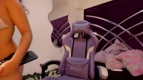 jade_ht online show from April 12, 2026, 12:32 pm