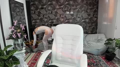 Snapshot of jade_porn chatting on December 3, 2024, 11:33 am Jade  independent model online show from December 3, 2024, 11:33 am