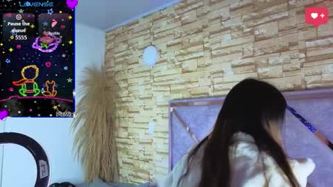 jade white  online show from March 25, 2026, 1:39 pm