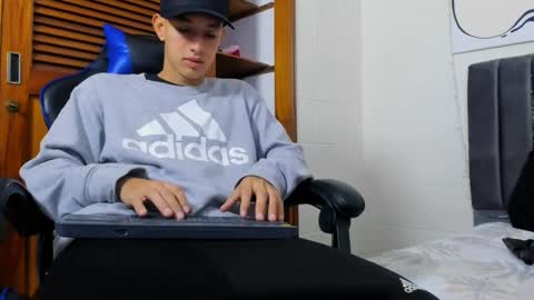 Snapshot of jake_shadow14 chatting on February 22, 2025, 3:58 pm Hi guys im new 3 online show from February 22, 2025, 3:58 pm