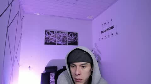 james_adamss_ online show from December 17, 2025, 11:49 am