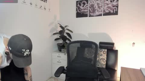 james_adamss_ online show from December 19, 2025, 1:07 pm