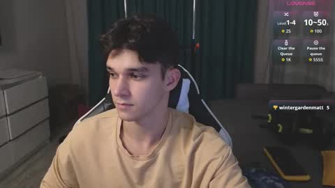 Snapshot of james_friends chatting on October 17, 2025, 9:06 pm James online show from October 17, 2025, 9:06 pm