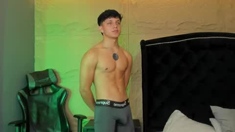 jamesgolden_ online show from November 27, 2025, 2:52 pm