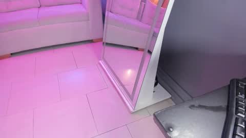 Janinne  online show from February 12, 2026, 10:54 am