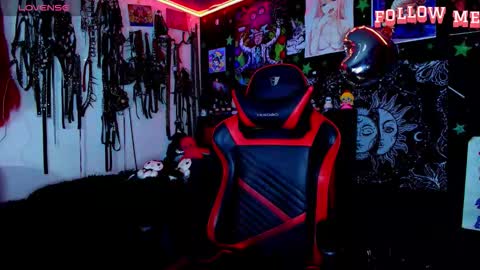 Snapshot of janna_ink chatting on December 13, 2025, 11:43 pm online show from December 13, 2025, 11:43 pm