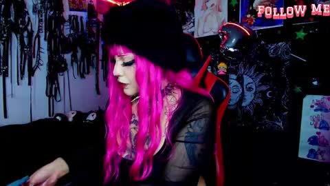 Snapshot of janna_ink chatting on December 17, 2025, 9:54 pm online show from December 17, 2025, 9:54 pm