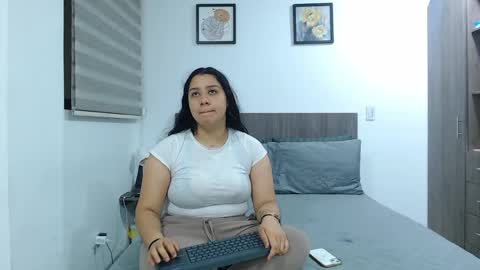 Jazmin and Scarlett online show from April 13, 2026, 9:37 am