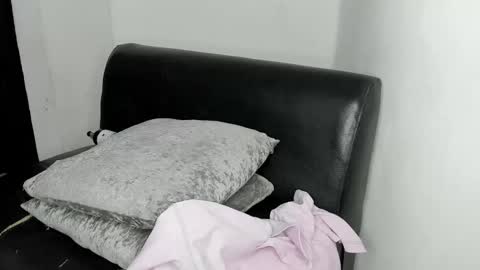 Snapshot of jean_and_isabel chatting on November 1, 2025, 3:03 pm jean_and_isabel online show from November 1, 2025, 3:03 pm