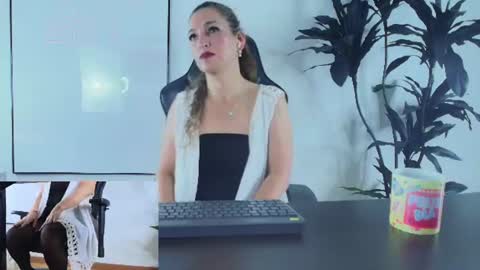 Snapshot of jennamilf_ chatting on August 2, 2026, 3:27 am Call Me Jenna online show from August 2, 2026, 3:27 am