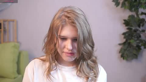 Sofia  online show from May 6, 2026, 7:35 am