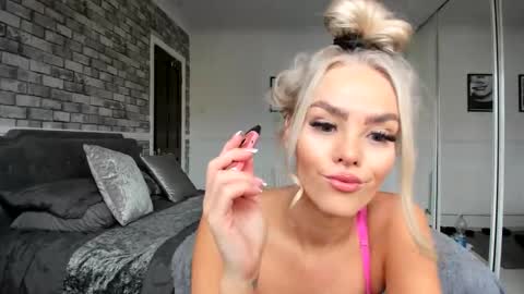 jessiebella0210_ online show from October 26, 2025, 1:28 pm