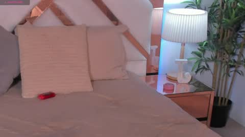 JESSICA STONNE online show from April 9, 2026, 6:19 am