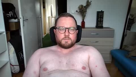 jeuneloup92 online show from October 31, 2025, 3:46 pm