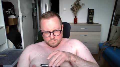 jeuneloup92 online show from April 15, 2026, 4:25 pm