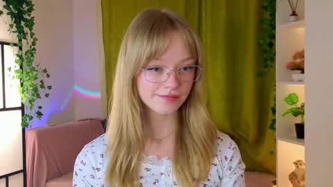 Gwen online show from April 15, 2026, 8:09 pm