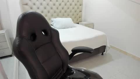 jhoanleandro online show from November 7, 2025, 5:29 am