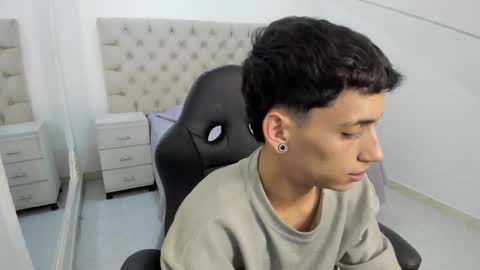 jhoanleandro online show from November 25, 2025, 5:29 am