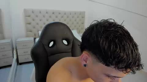 jhoanleandro online show from December 20, 2025, 5:36 am